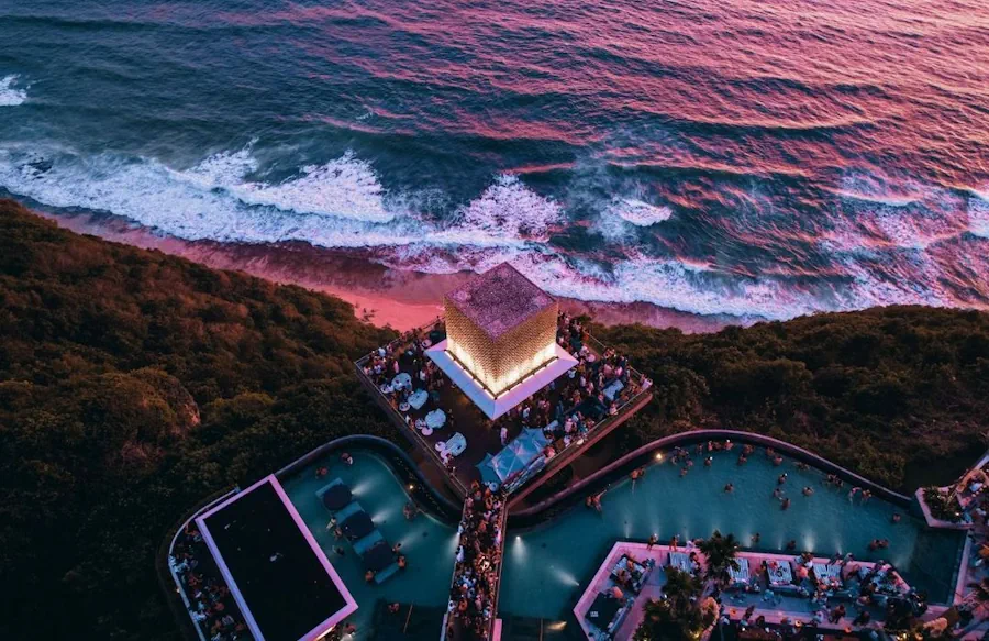 Отметить Новый год на Бали в Savaya Bali: премиальный Новый год на утесе в Улувату с форматом до рассвета