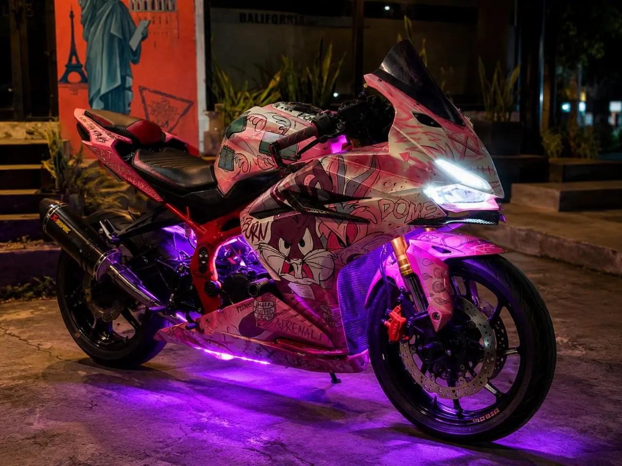 Honda CBR250RR Custom с включённой подсветкой